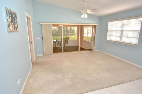 House in Stuart, Florida 2 bedrooms, 141.95 sq.m. № 956898 - photo 10