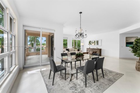 Condominio en venta en Coral Gables, Florida, 2 dormitorios, 243.4 m2 № 382984 - foto 2