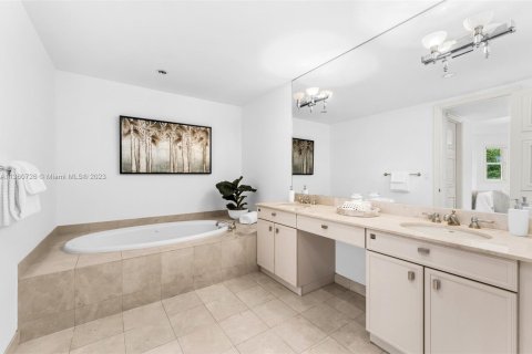 Condominio en venta en Coral Gables, Florida, 2 dormitorios, 243.4 m2 № 382984 - foto 27