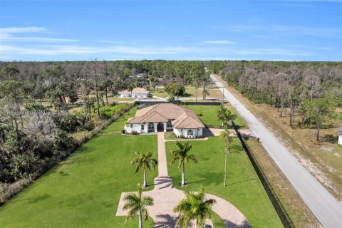 House in Naples, Florida 4 bedrooms, 251.49 sq.m. № 1289183 - photo 3