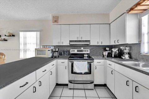 Immobilier commercial à vendre à Miami, Floride: 243.78 m2 № 1289139 - photo 11