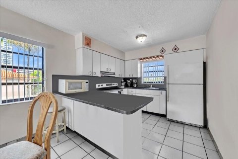 Immobilier commercial à vendre à Miami, Floride: 243.78 m2 № 1289139 - photo 8