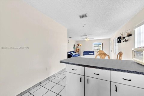 Immobilier commercial à vendre à Miami, Floride: 243.78 m2 № 1289139 - photo 12