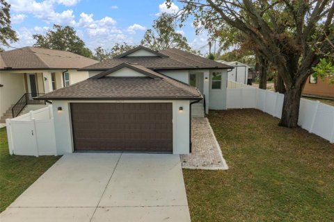 House in Tampa, Florida 3 bedrooms, 134.24 sq.m. № 1434424 - photo 1