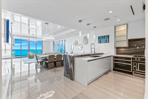 Condominio en venta en Sunny Isles Beach, Florida, 4 dormitorios, 305.37 m2 № 1332127 - foto 3