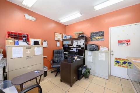 Commercial property in Miami, Florida № 33235 - photo 24