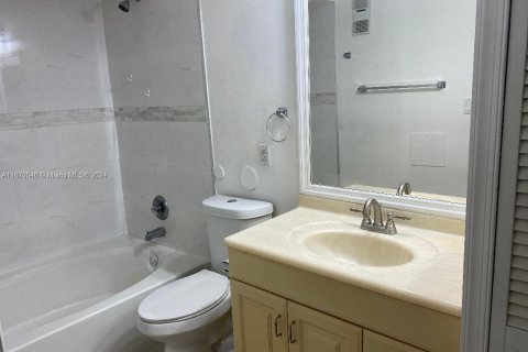 Condo in Miami, Florida, 1 bedroom  № 1390020 - photo 4