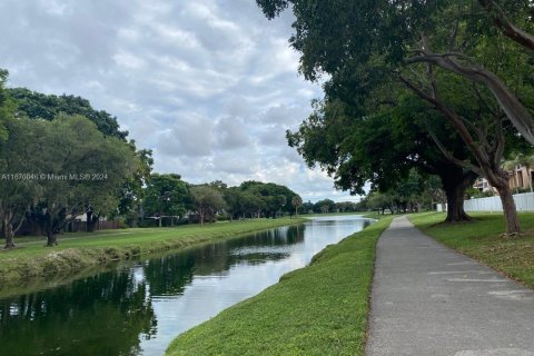 Condo in Miami, Florida, 1 bedroom  № 1390020 - photo 16