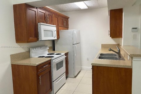 Condo in Miami, Florida, 1 bedroom  № 1390020 - photo 1