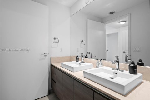 Condo in Miami, Florida, 1 bedroom  № 1389981 - photo 17