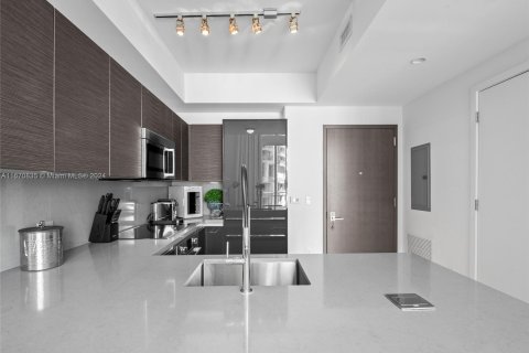 Condo in Miami, Florida, 1 bedroom  № 1389981 - photo 5