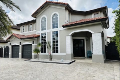 House in Miami, Florida 4 bedrooms, 252.97 sq.m. № 1325776 - photo 1