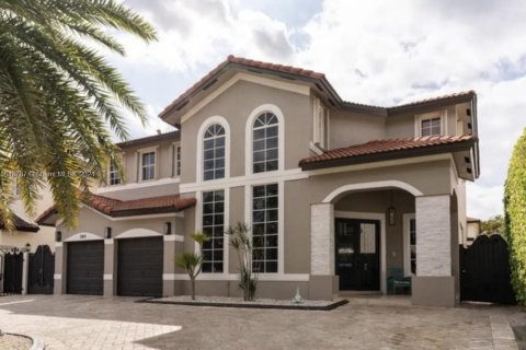 House in Miami, Florida 4 bedrooms, 252.97 sq.m. № 1325776 - photo 2