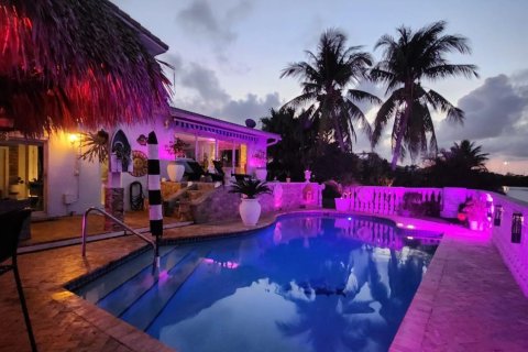 House in Wilton Manors, Florida 4 bedrooms, 218.78 sq.m. № 871172 - photo 6