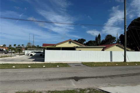 Villa ou maison à vendre à Hialeah, Floride: 3 chambres, 174.56 m2 № 1002173 - photo 2