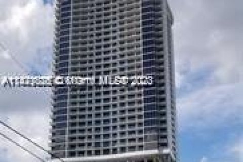 Condo in Miami, Florida, 2 bedrooms  № 781751 - photo 1