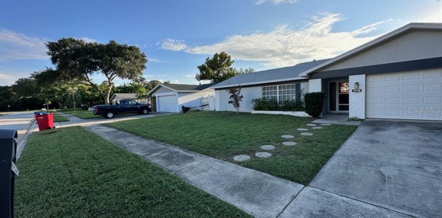 House in Largo, Florida 4 bedrooms, 209.12 sq.m. № 1351373