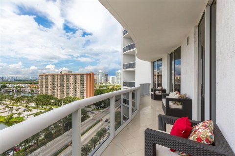 Condo in Sunny Isles Beach, Florida, 2 bedrooms  № 1116490 - photo 21