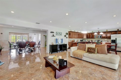 House in Miami, Florida 5 bedrooms, 205.96 sq.m. № 1167812 - photo 14