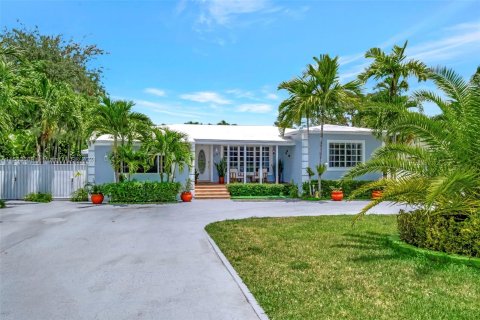 House in Miami, Florida 5 bedrooms, 205.96 sq.m. № 1167812 - photo 1