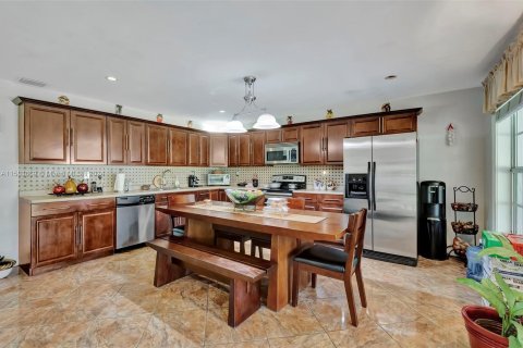 House in Miami, Florida 5 bedrooms, 205.96 sq.m. № 1167812 - photo 10