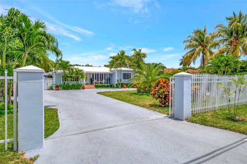 House in Miami, Florida 5 bedrooms, 205.96 sq.m. № 1167812 - photo 5