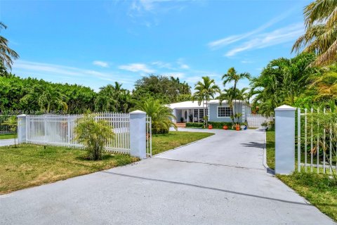 House in Miami, Florida 5 bedrooms, 205.96 sq.m. № 1167812 - photo 6