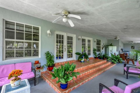 House in Miami, Florida 5 bedrooms, 205.96 sq.m. № 1167812 - photo 27