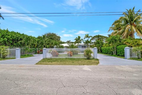 House in Miami, Florida 5 bedrooms, 205.96 sq.m. № 1167812 - photo 3