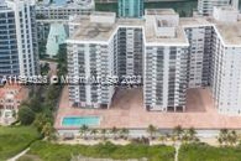 Condo in Miami Beach, Florida, 2 bedrooms  № 949682 - photo 1