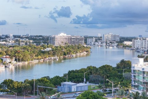 Condo in Miami Beach, Florida, 2 bedrooms  № 949682 - photo 11