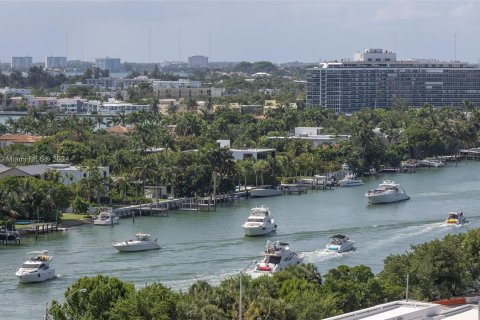 Condo in Miami Beach, Florida, 2 bedrooms  № 949682 - photo 8