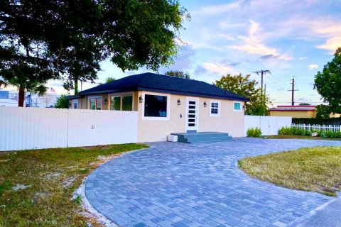 Casa en venta en Palm Springs, Florida, 3 dormitorios, 98.1 m2 № 670807 - foto 2