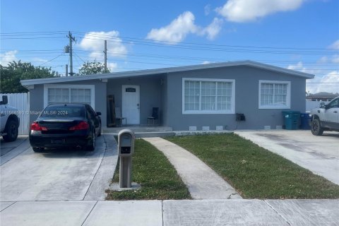 House in Miami Gardens, Florida 3 bedrooms, 113.71 sq.m. № 1377180 - photo 1