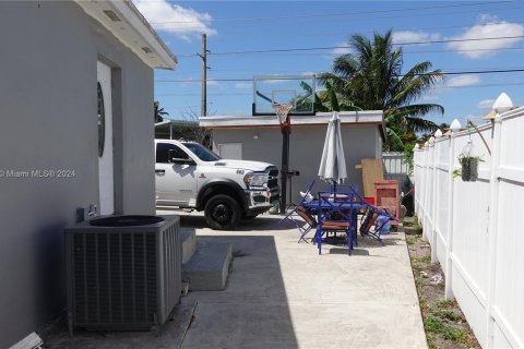 Casa en venta en Miami Gardens, Florida, 3 dormitorios, 113.71 m2 № 1377180 - foto 24