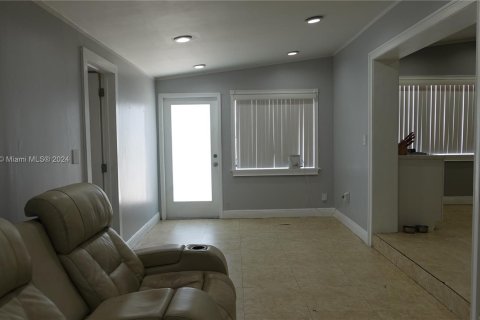 Villa ou maison à vendre à Miami Gardens, Floride: 3 chambres, 113.71 m2 № 1377180 - photo 2