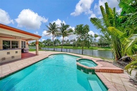 Villa ou maison à vendre à Pembroke Pines, Floride: 4 chambres, 302.77 m2 № 1150781 - photo 1