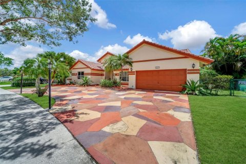 Villa ou maison à vendre à Pembroke Pines, Floride: 4 chambres, 302.77 m2 № 1150781 - photo 3