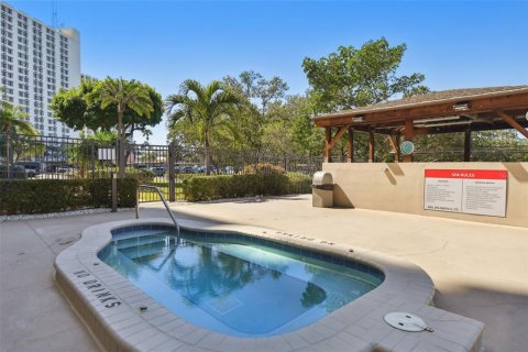 Condo in South Pasadena, Florida, 1 bedroom  № 1373365 - photo 27