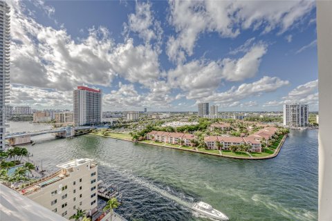 Condo in Hollywood, Florida, 2 bedrooms  № 1207236 - photo 1