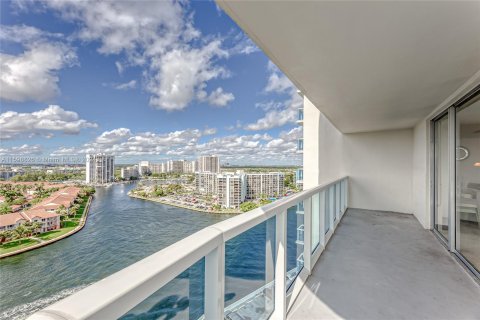 Condo in Hollywood, Florida, 2 bedrooms  № 1207236 - photo 2