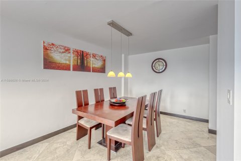 Condo in Hollywood, Florida, 2 bedrooms  № 1207236 - photo 24