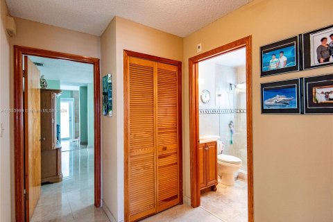 House in Miami, Florida 3 bedrooms, 143.35 sq.m. № 1294487 - photo 26