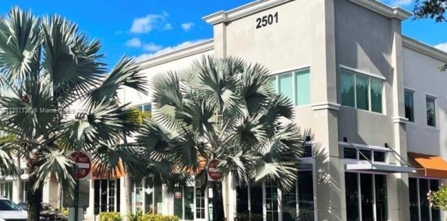 Commercial property in Miramar, Florida № 535481