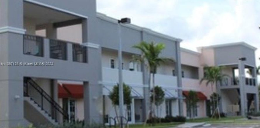 Коммерческая недвижимость в Мирамар, Флорида № 535480