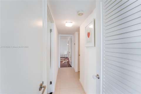 Condo in Miami Beach, Florida, 2 bedrooms  № 1215315 - photo 23