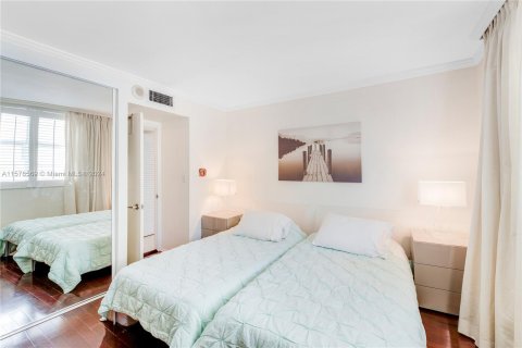 Condo in Miami Beach, Florida, 2 bedrooms  № 1215315 - photo 16