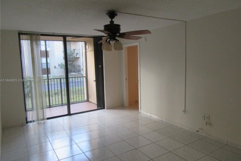 Condominio en alquiler en Miami, Florida, 2 dormitorios, 84.17 m2 № 1377264 - foto 1