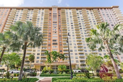 Copropriété à vendre à Sunny Isles Beach, Floride: 2 chambres, 100.98 m2 № 1377219 - photo 1