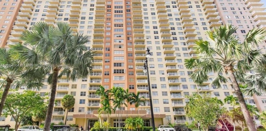 Condo in Sunny Isles Beach, Florida, 2 bedrooms  № 1377219